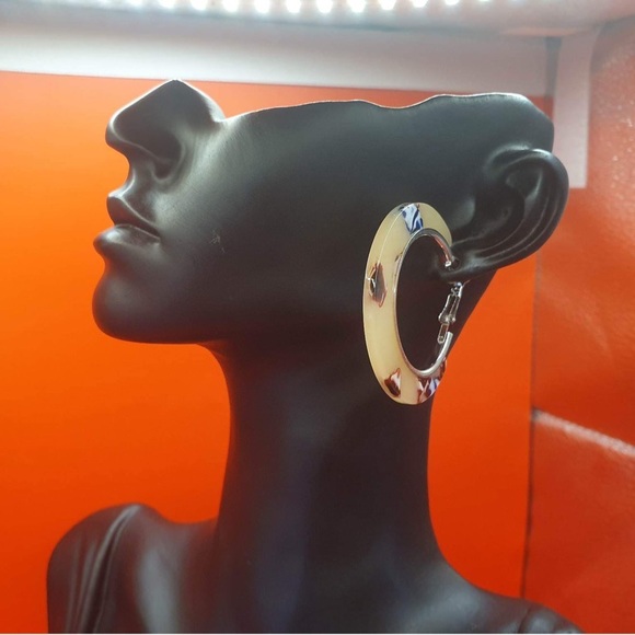 Women’s cream hoop earrings - Picture 2 of 4